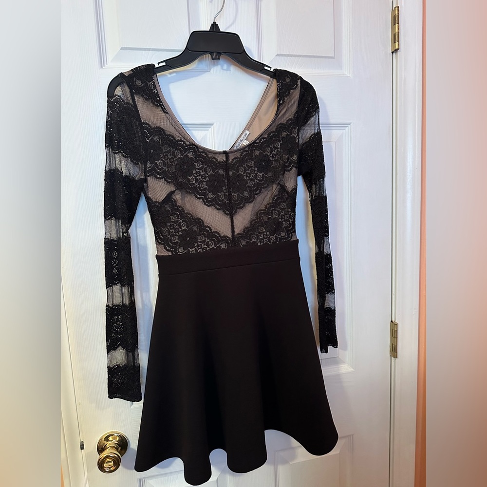 Elegant Black & Nude dress. Few minor pulls in mesh area shown in photos